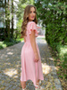 Sukienka maxi z różowej wiskozy z falbanami na ramionach
